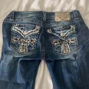 Miss me jeans - Köpte de på secondhand och prövade dom inte, har storlek 27 så tänkte dom skulle passa men dom var väldigt stora. Och dom ör väldigt uttöjda vid höften/midjan. Är storlek 28 men skulle även säga att dom är 29 också. Skriv privat för fler bilder👍