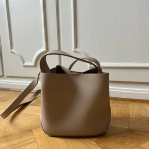 Väska  - Mindre väska som knappt är använd 