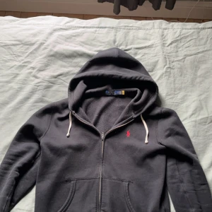 Ralph lauren zip hoodie - Säljer nu min Ralph lauren zip hoodie, den är i storlek s, och skicket är helt okej skulle jag säga. Skriv till mig om ni undrar något, priset kan diskuteras. 