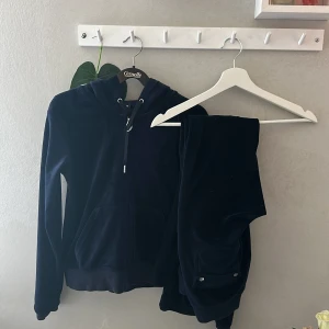 Säljer mitt juicy sett😊 - Hejj, jag säljer nu mitt juciy sett då de aldrig kommer till användning  Byxan bär storlek XS och tröjan M som ni ser på den fjärde bilden är det ett litet hål men inget man lägger märke till, skriv vid frågor eller funderingar, båda för 500kr