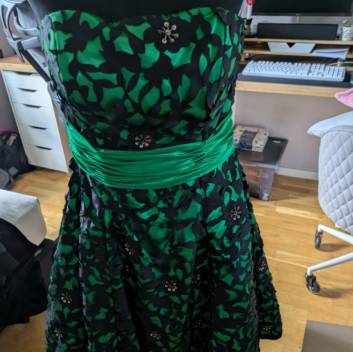 Grön och svart klänning