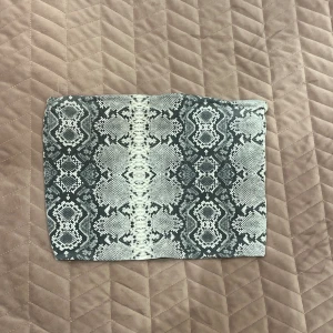 tubtopp bershka  - skulle inte säga att denna att denna e större än S, liten M