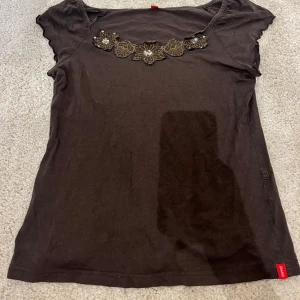 Brun topp - En jätte fin brun T-shirt med glitter och blom detaljer 💗 