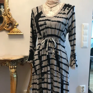 Klänning  - Säljer klänning i härlig viskos från Rosebud köptes från Joy i storlek S.