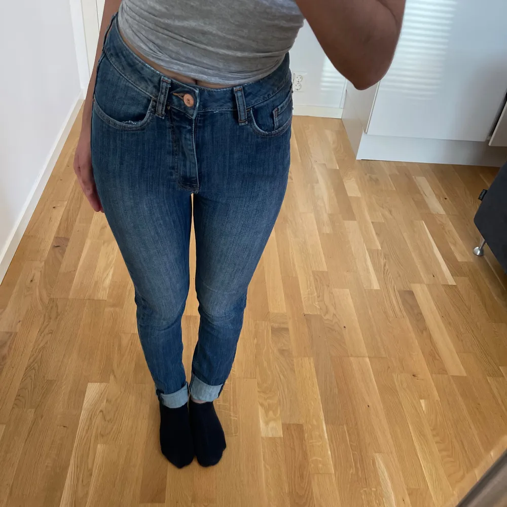 Säljer helt oanvänd jeans från Lindex i storlek 34.. Jeans & Byxor.