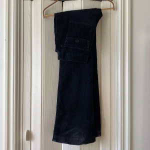 Svarta Manchester byxor, replay  - Svarta Manchester byxor från replay! Inga defekter och passar xs/s. Midjemåttet är 74 cm och innerbenslängden 80 cm