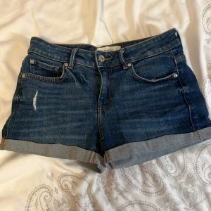 Snygga blåa shorts  - Ett par supersnygga och klassiska oanvända mörkblåa shorts som är medium Waist i storlek 34