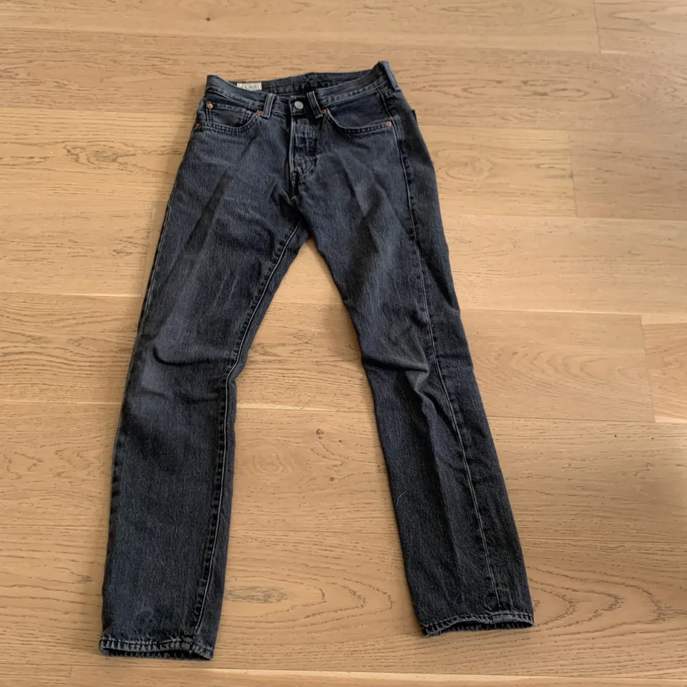 Skick 8/10. Har använt byxorna ganska mycket. Säljer då jag har börjat rensa ur garderoben. Skriv gärna om du har fler frågor. Jeans & Byxor.