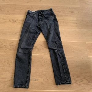 LEVIS 501 - Skick 8/10. Har använt byxorna ganska mycket. Säljer då jag har börjat rensa ur garderoben. Skriv gärna om du har fler frågor