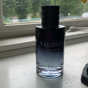Dior Sauvage parfym - Säljer denna Dior sauvage parfymen för 150 kr. Det är mer än halva parfymen kvar. Skriv gärna om du har prisförslag