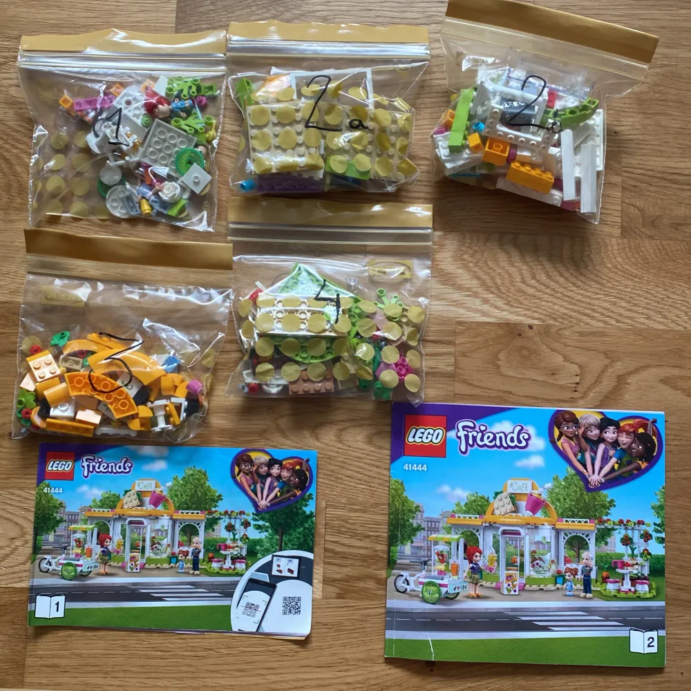 Lego groendes café med original kartong och instruktion bok🩷ungefär 3 bitar saknas men de är bara små bitar. Original pris: 399kr. Övrigt.