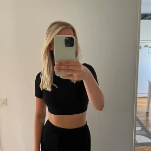 Topp med öppen rygg - Snygg topp med öppen rygg är storlek medium från Monki, helt oanvänd.