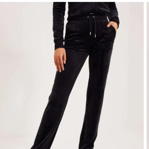 Juicy byxor svarta - Säljer dessa svarta juicy byxor i storlek xxs helt nytt skick, använt sparsamt skriv om ni vill ha flera bidler❤️❤️