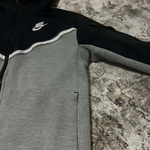 Nike tech fleece  - Det är en nike tech fleece. Har haft den i två månader. Har inte använt den så mycket. Vill sälja den för att den är för liten för mig.