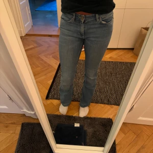 Lågmidajde jeans - Säljer dessa så snygga lågmidjade jeans från MIH jeans!! Skulle säga att de är i storlek 34/36 beroende på vilken önskad passform! Passar mig som är en 36!💞