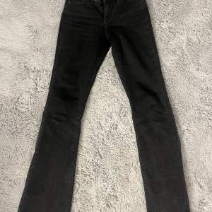 Ett par svarta lågmidjade bootcut jeans från only i strl xs/32! De är använda ca 2 ggr, tidigare köpta från plick❤️