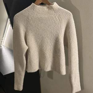 Vit stickad tröja  - Jag säljer nu denna vita stickade ganska basic tröja med lite högre hals. Tröjan är från Kappahl och har ett bra skick, jag har inte andvänt den många gånger alls då jag glömt bort den. Den är i stl S, Hör av dig för mer information 😊