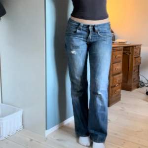 Dessa jeans är frän Lee och är i strl W28 L33. Jag har manga liknade sa kunde inte ha kvar dessa Jag är 171cm