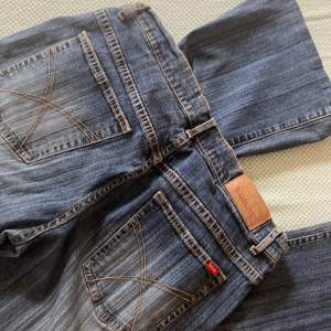 Lågmidjade jeans med lite unik tvätt/färg. Jättesnygga fickor och jättesköna byxor. Köptes med hålen (inte trasiga alltså!). Midjemått tvärs över är ungefär 38 cm innerbensmått är ungefär 73cm