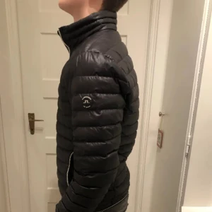 J.lindeberg jacka  - Nyskick säljer åt min bror då de va fel strl och han vill sälja snabbt därför priset 