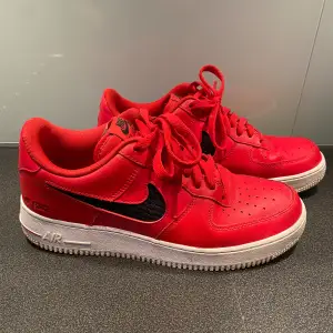 Nike Air Force 1 Cut Out Swoosh röd sneaker i modell CZ7377-600.  Fint skick i storlek 41