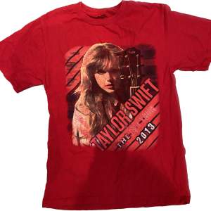 Taylor Swift t-shirt från hennes Red Tour 2013🙌 (Sista bilden inte min men för referens)