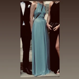 Balklänning - Blå balklänning i storlek 36 Endast använd en gång på min studentbal!  Väldigt skönt material ! 