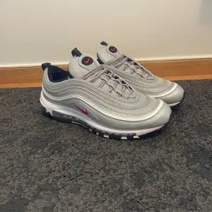 Säljer mina knappt använda Nike Air Max 97 då de inte passar min smak längre. Skorna är i mycket fint skick så 9,5 / 10.  Mvh