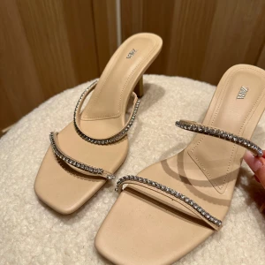 Zara klackar  - Säljer mina roligt snygga klackar från zara. Använd ett få tal gånger. Säljer då de inte kommer till användning längre 