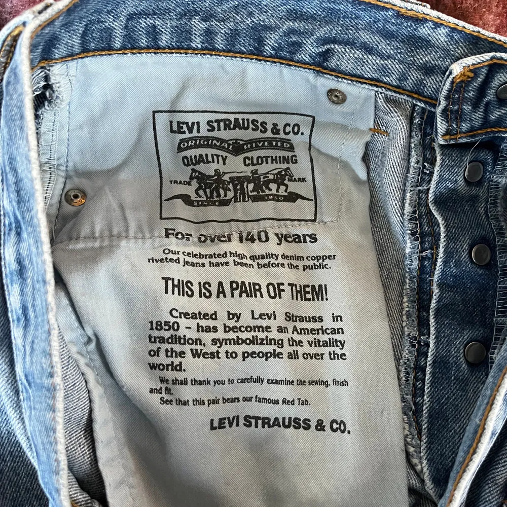 Ett par ljusa vintage jeans från Levi’s, står ingen storlek men uppskattar 38-40. Lite för långa på mig som är 164. Har ett hål på ena knät, se bild. Jeans & Byxor.