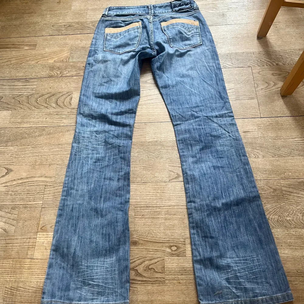 Lågmidjade bootcut jeans. Midjemått 35cm, innerbenslängd 77cm. Köp via köp nu❤️‍🔥. Jeans & Byxor.