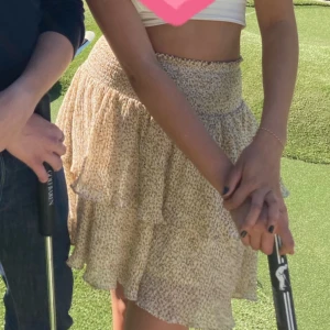 Volangkjol - Otroligt fin kjol från märket Sofie Schnoor - jättefint skick och har elastiskt midjeband så passar både S och M!💖helt slutsåld och nypris var ca 650 kr