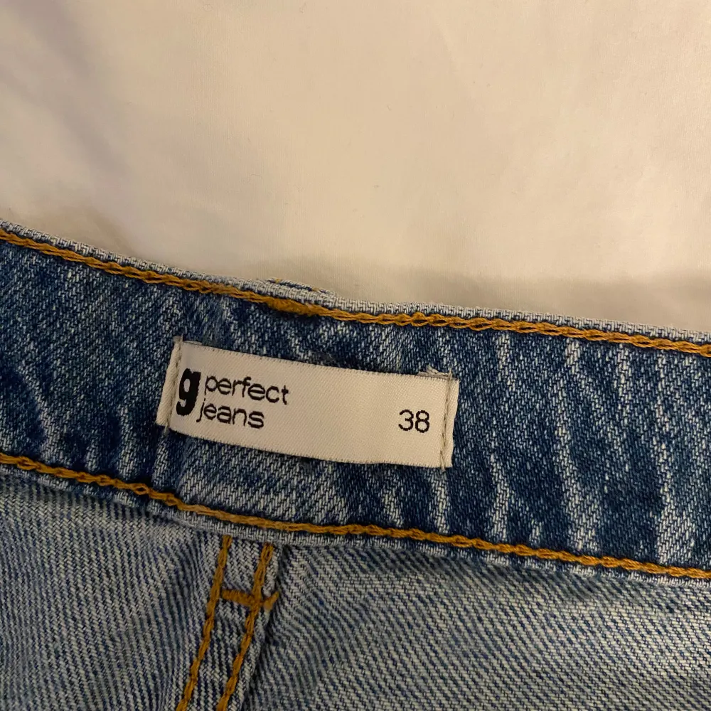 Säljer dessa jeans från Gina tricot i storlek 38 då de ej kommer till användning längre! Perfekt i längden för mig som är 173 och de är i bra skick. Har knappt används💗. Jeans & Byxor.