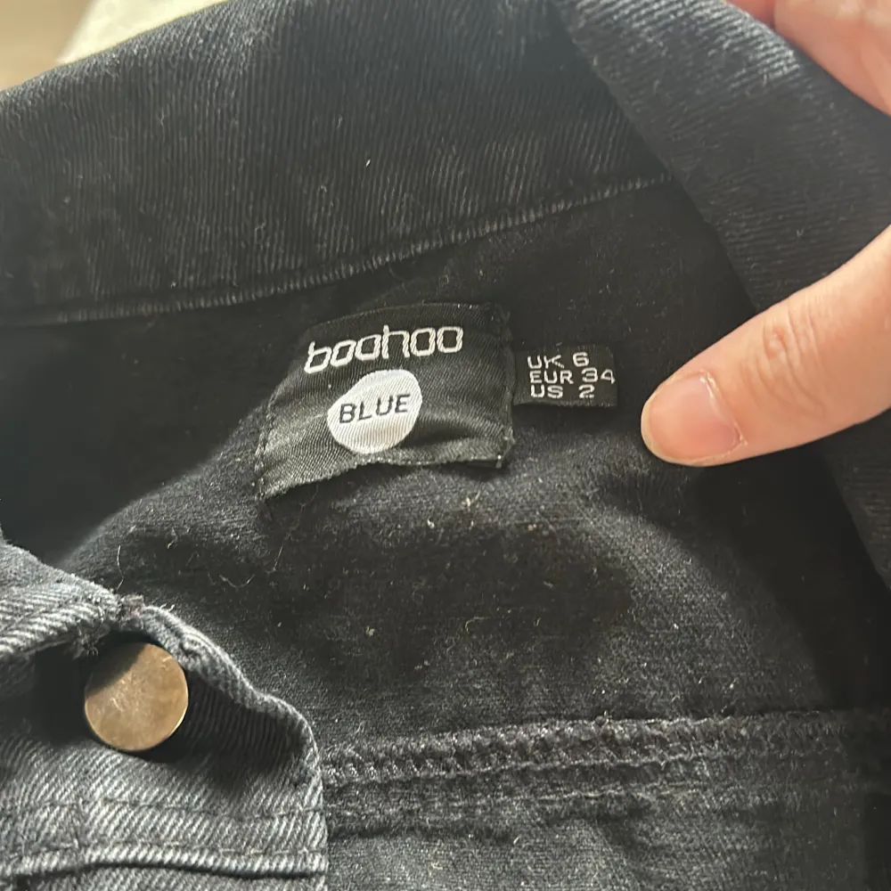 Jeans jacka från boohoo säljer då den inte kommer till användning och den är som ny! Perfekt till vår/sommar ❤️. Jackor.