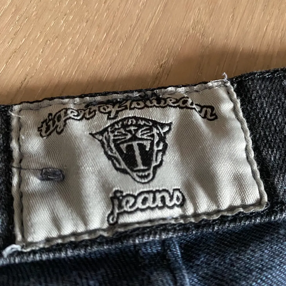  Svarta jeans som jag aldrig använder därför säljer dom skriv om ni har fler frågor  Midja 36  Jag är 166 cm. Jeans & Byxor.