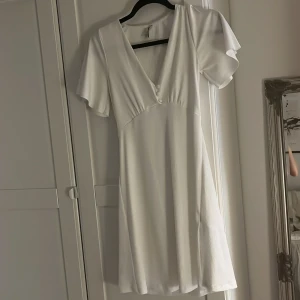 Studentklänning - Fin sommar och eller student/midsommarklänning som inte kommit till användning 💞