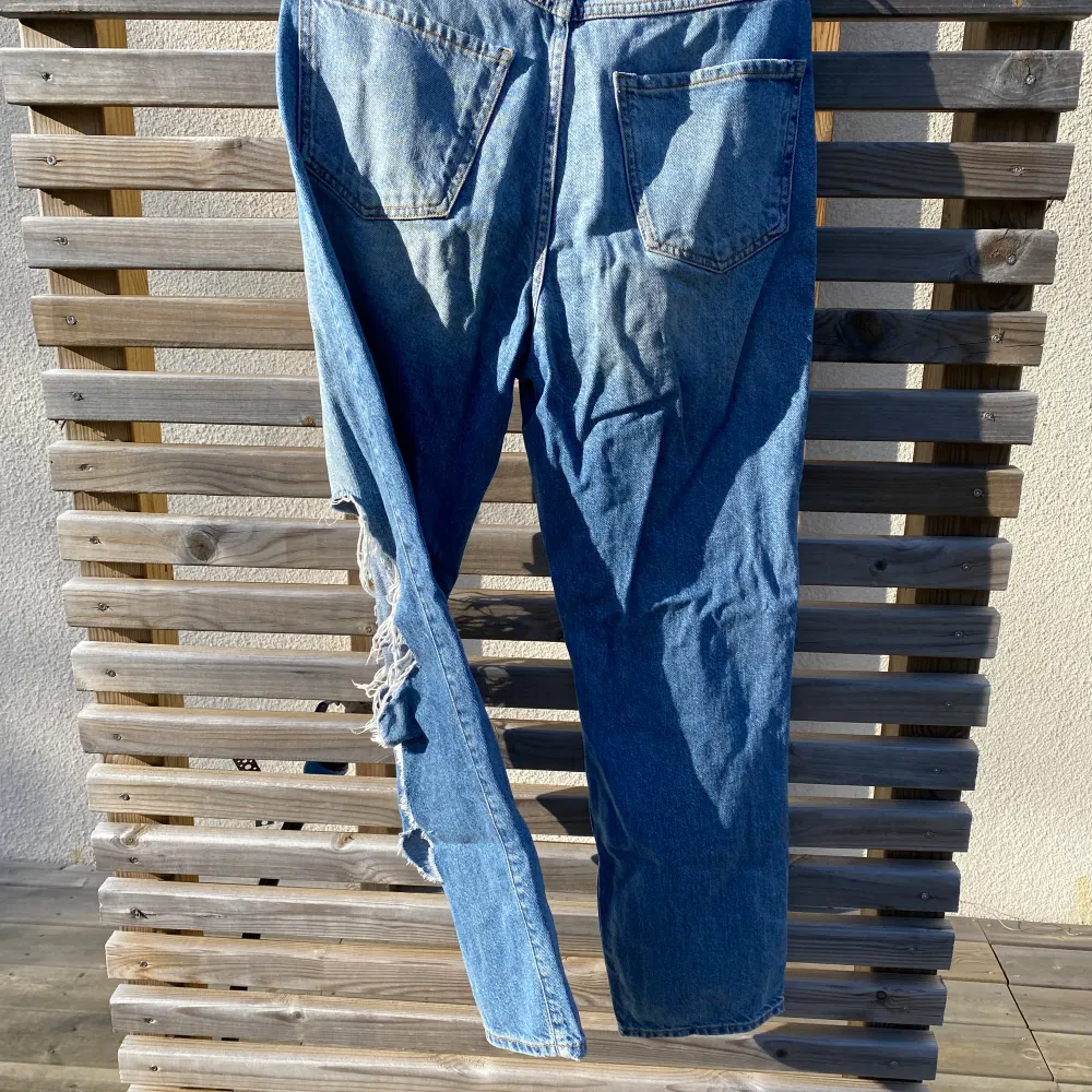 Ett par blå jeans med hål på knäna. Använda ett par gånger men är i bra kvalitet! Är i storlek 10, passar mig som är S/M (36), säljer för att dom däremot är lite korta för min smak (är 173 i jämnförelse). Det är bara att skriva vid frågor😇. Jeans & Byxor.