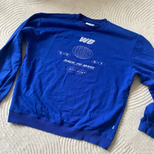 Woodbird Sweatshirt  - Woodbird tröja i fin blå färg. Köpt för ett tag sen i pris, osäker om den fortfarnde säljs ny. Nypris ca 1000 kr