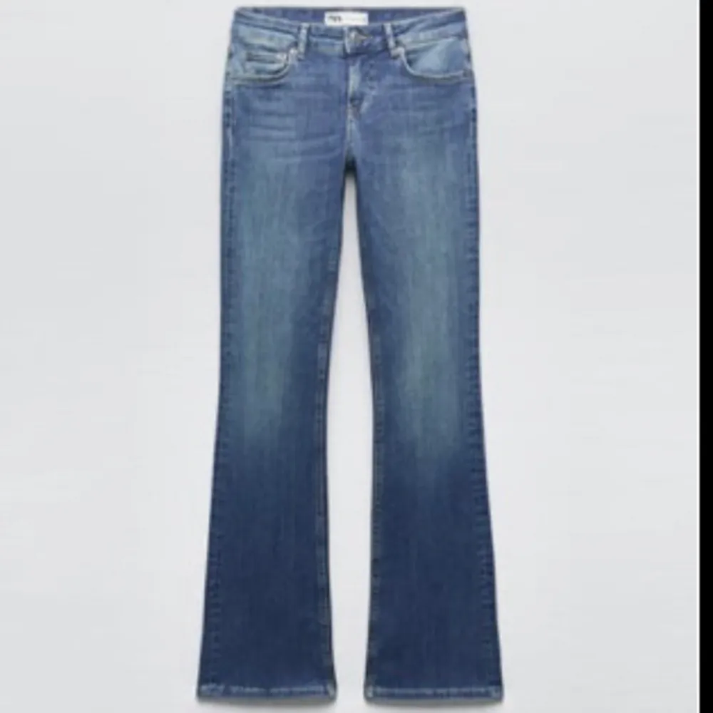 intressekoll på mina skitsnygga lågmidjade jeans från zara, efterstraktadr och slutsålda💗intr mycket använda men lite slitna längst ner men vekrligen inget som syns när man har på sig dem! storlek 34💗kom mef prisförslag . Jeans & Byxor.
