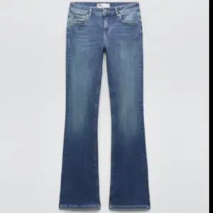 intressekoll på mina skitsnygga lågmidjade jeans från zara, efterstraktadr och slutsålda💗intr mycket använda men lite slitna längst ner men vekrligen inget som syns när man har på sig dem! storlek 34💗kom mef prisförslag 