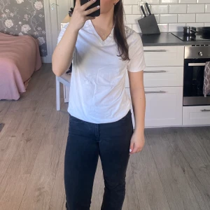 V-ringad vit t-shirt - Vit t-shirt som är v-ringad!