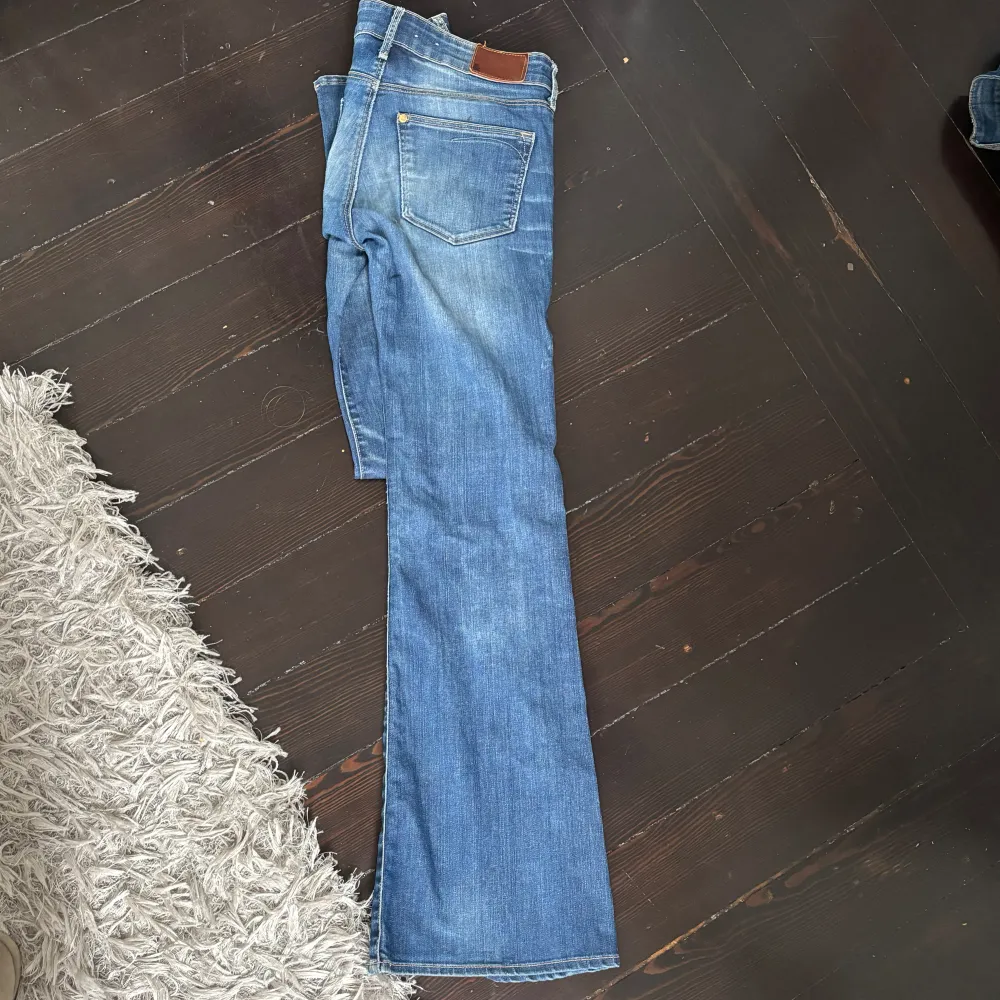 Säljer mina low waist bootcut jeans då jag inte använder de så mycket. På sista bilden ser man färgen tydligare Hör av dig för bilder eller mått!❤️. Jeans & Byxor.