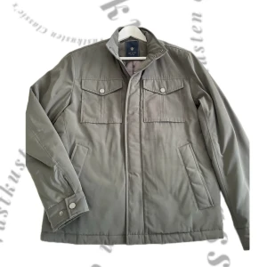 Riley Field Jacket - Tjena! Säljer nu denna sjukt feta Field jackan från Riley i denna snygga mörkgröna färgen! Storlek 48! Jackan är aldrig använd därav toppskick! Nypris: Ca 1900 kr, 🤝vårt pris: 622 kr🤝Hör av dig vid minsta lilla fråga eller fundering!🤝🤙🏎️💨💯🔴