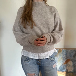 stickad tröja  - beige stickad tröja från & other stories i storlek XS. 