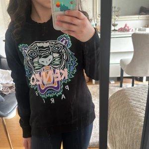 Kenzo hoodie  - En kenzotröja som säljs pågrund av att det inte riktigt är min stil, vet ej hur många gånger den är använd men den är i väldigt bra skick 💖 köpare står för frakt !