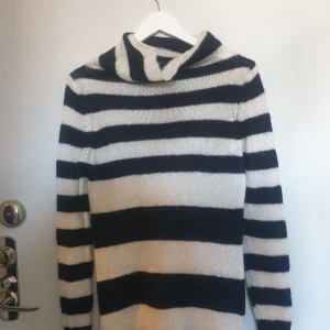 Stickad polotröja! - En jättefin stickad svartvit polotröja i tunnare modell.  Storlek M, använd typ 2 gånger😊