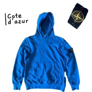 Stone Island Hoodie - Säljer nu denna snygga hoodie från Stone Island. Nästintill nyskick! Den är i barn storlek XL men sitter som small. Nypris 2500kr, vårt pris 749kr🙏🍾