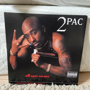 2pac vinyl - 2pac vinyl skiva säljes i nästan nyskick, endast öppnat och spelat fåtal gånger. Om du är intresserad av fler skivor jag säljer så kanske vi kan fixa paketpris. Skriv till mig om du undrar något om till exempel press/skick. 