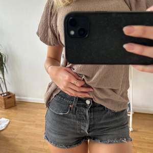 Snygga shorts från Levis, superfin grå färg 💓