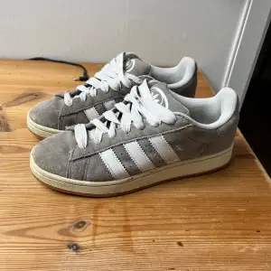 Fräscha adidas campus skor perfekta till sommaren. Nästa nya, har använts ett fåtal gånger. 